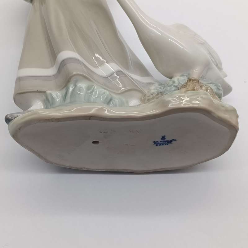 Vintage Lladro girl with geese porcelain figurine - no box