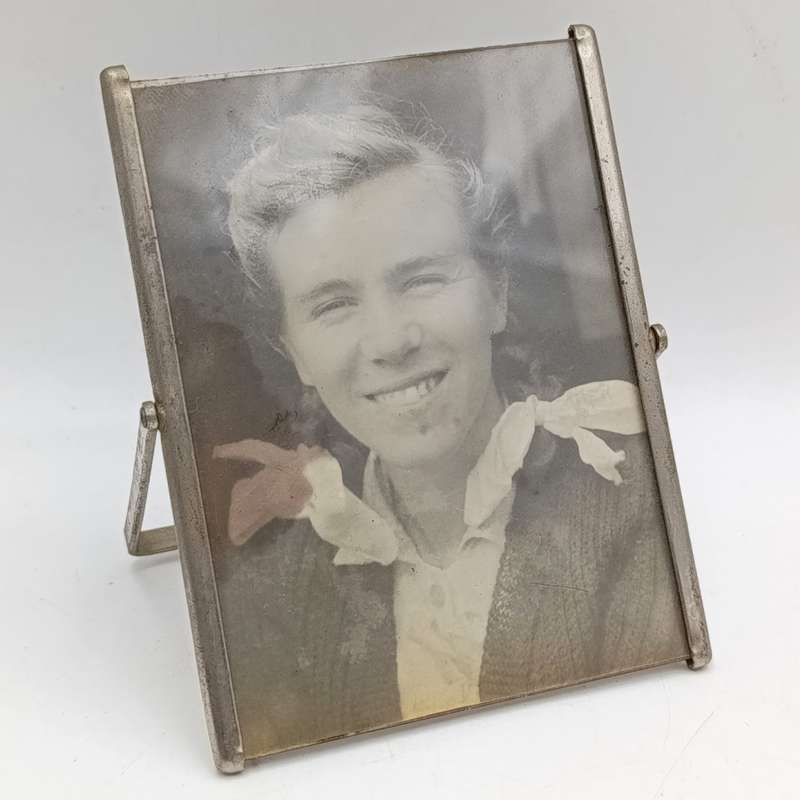 Antique travelling men's grooming kit with picture