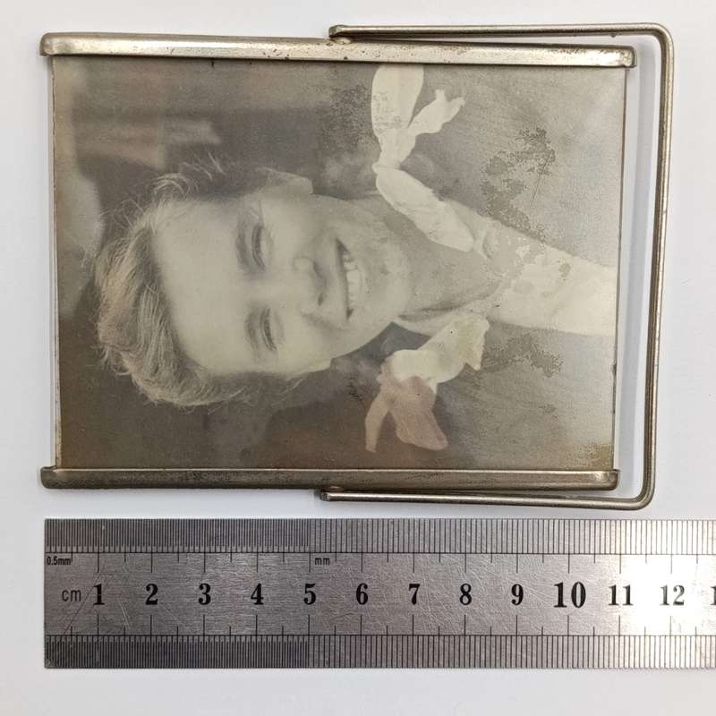 Antique travelling men's grooming kit with picture