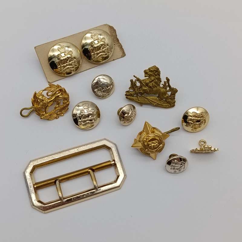 Mixed lot of Rhodesian military badges and buttons
