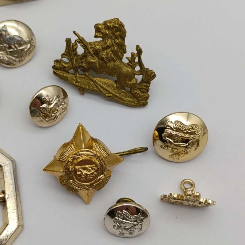 Mixed lot of Rhodesian military badges and buttons