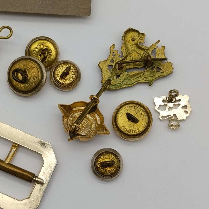Mixed lot of Rhodesian military badges and buttons