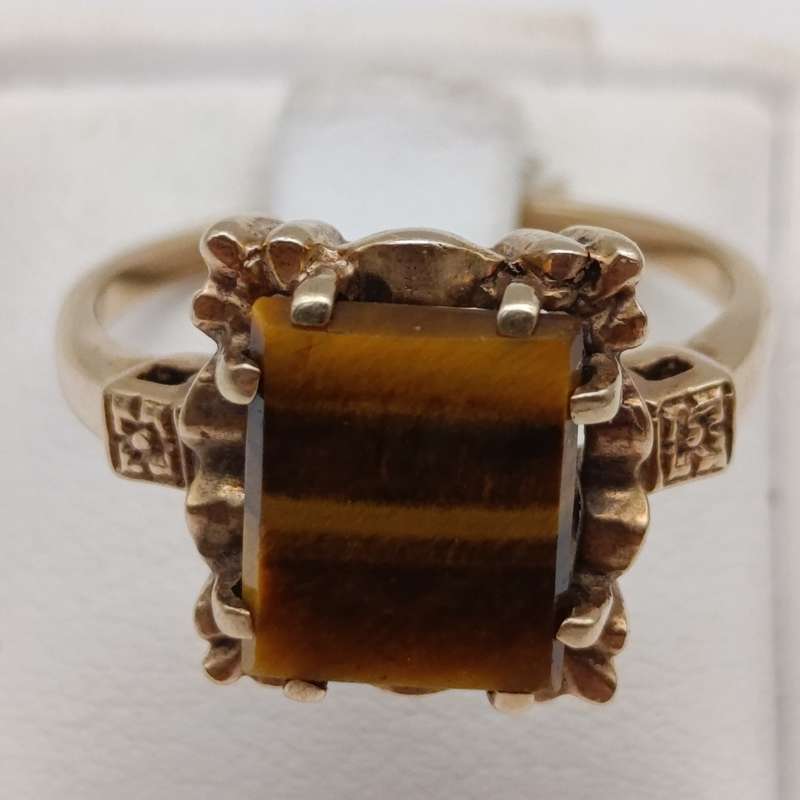 Antique 9kt Gold Tigers eye ring - weighs 3.5g - size N