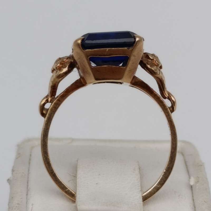 9kt Gold ring with dark blue Topaz - weighs 4.4g - size N 1/2