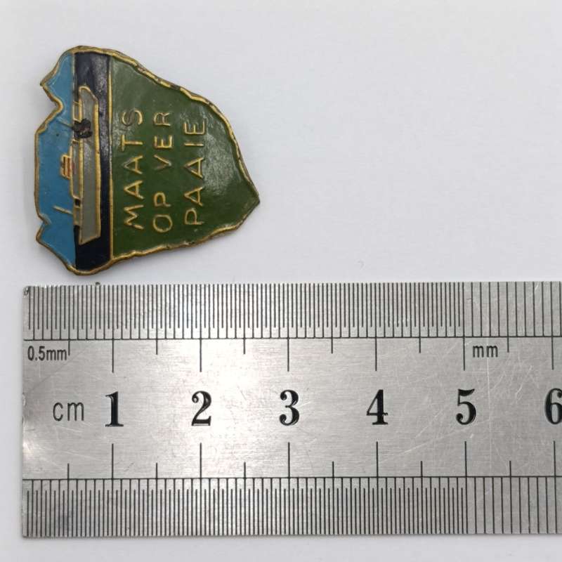 Lot of 2 Maats op Ver paaie pin badges
