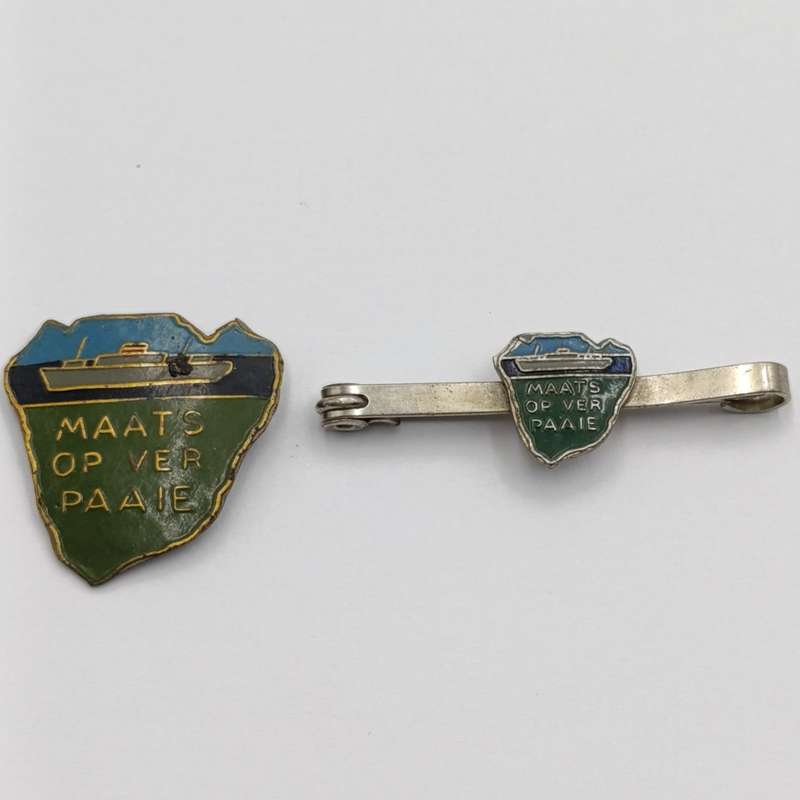 Lot of 2 Maats op Ver paaie pin badges