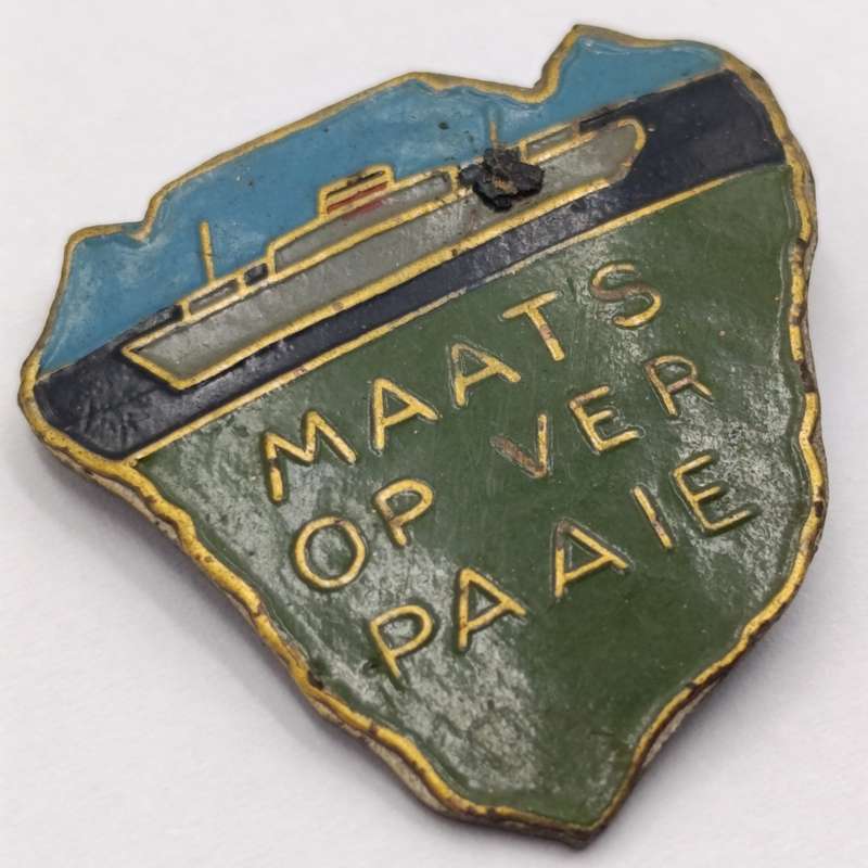 Lot of 2 Maats op Ver paaie pin badges
