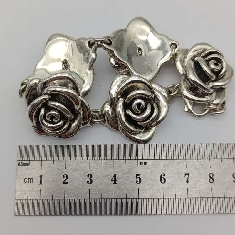 Sterling silver flower design bracelet - weight 28.2g