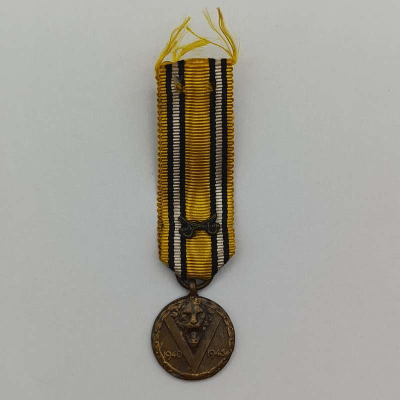 WW2 Belgium Victory medal miniature with clasp for combat forces