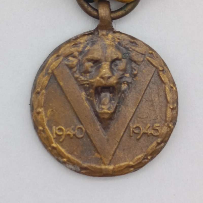 WW2 Belgium Victory medal miniature with clasp for combat forces