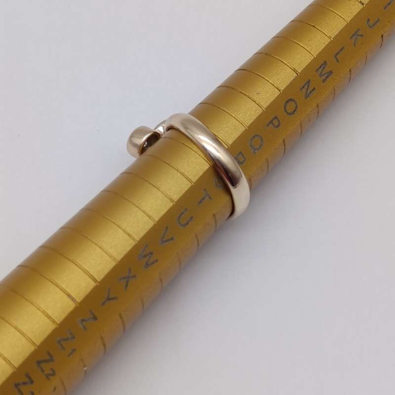 9kt Yellow gold diamond ring with 2 diamonds of about 0.50ct each - weighs 5.3g