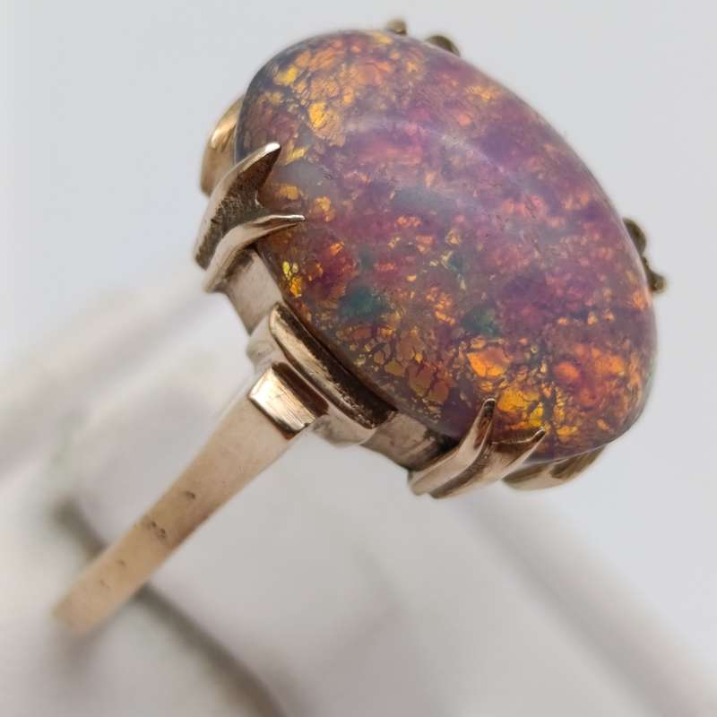 9kt Yellow gold ring with faux fire opal - weighs 4.8g