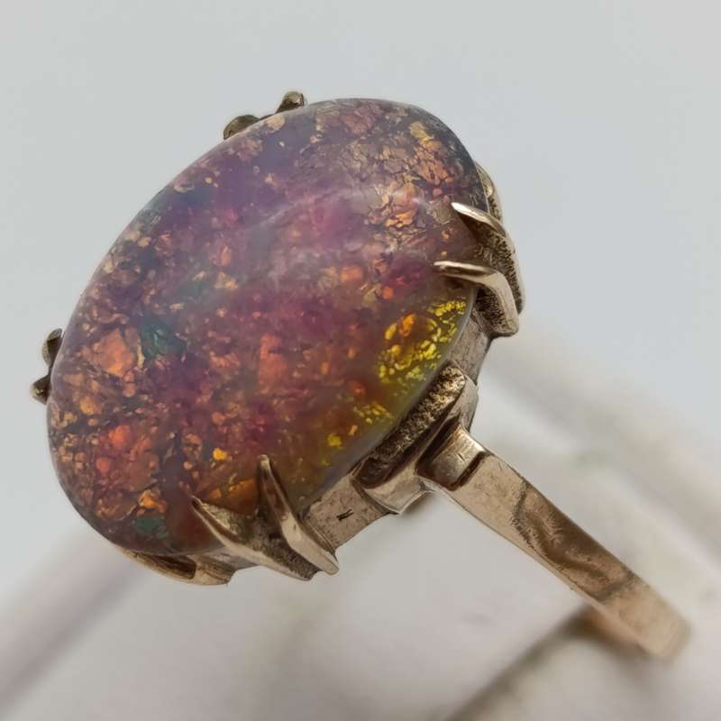 9kt Yellow gold ring with faux fire opal - weighs 4.8g
