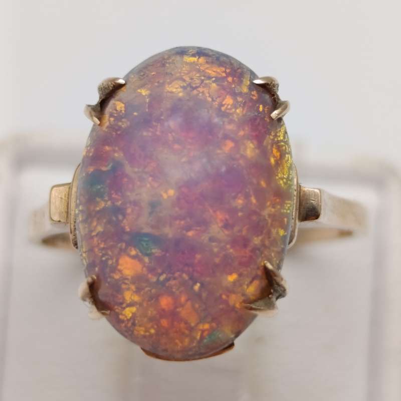 9kt Yellow gold ring with faux fire opal - weighs 4.8g