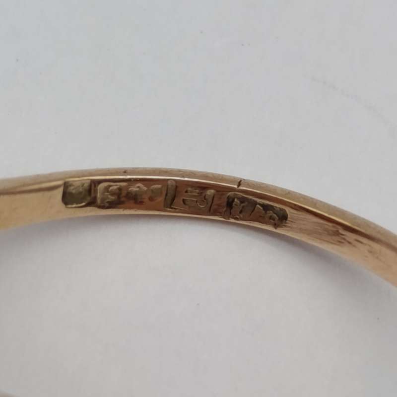 9kt Yellow gold ring with faux fire opal - weighs 4.8g
