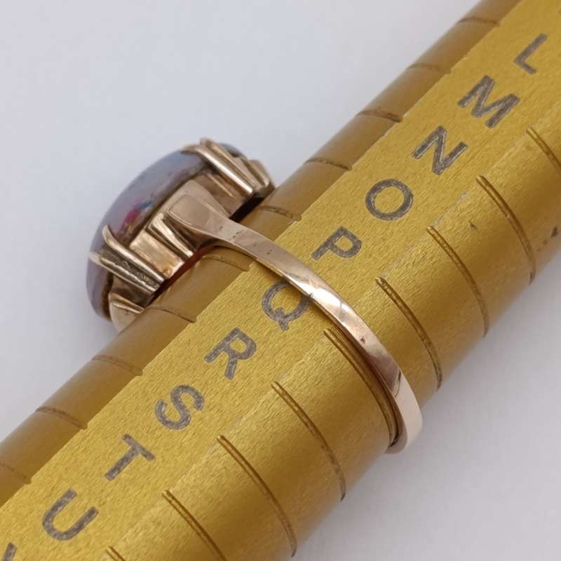 9kt Yellow gold ring with faux fire opal - weighs 4.8g