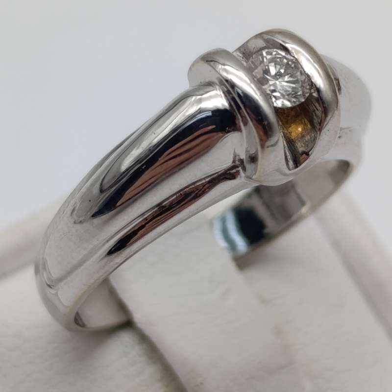 18kt White gold diamond ring with diamond of about 0.15ct - weighs 6.9g