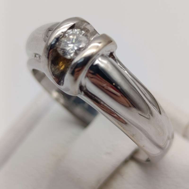 18kt White gold diamond ring with diamond of about 0.15ct - weighs 6.9g