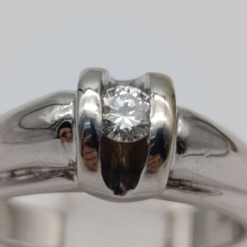 18kt White gold diamond ring with diamond of about 0.15ct - weighs 6.9g