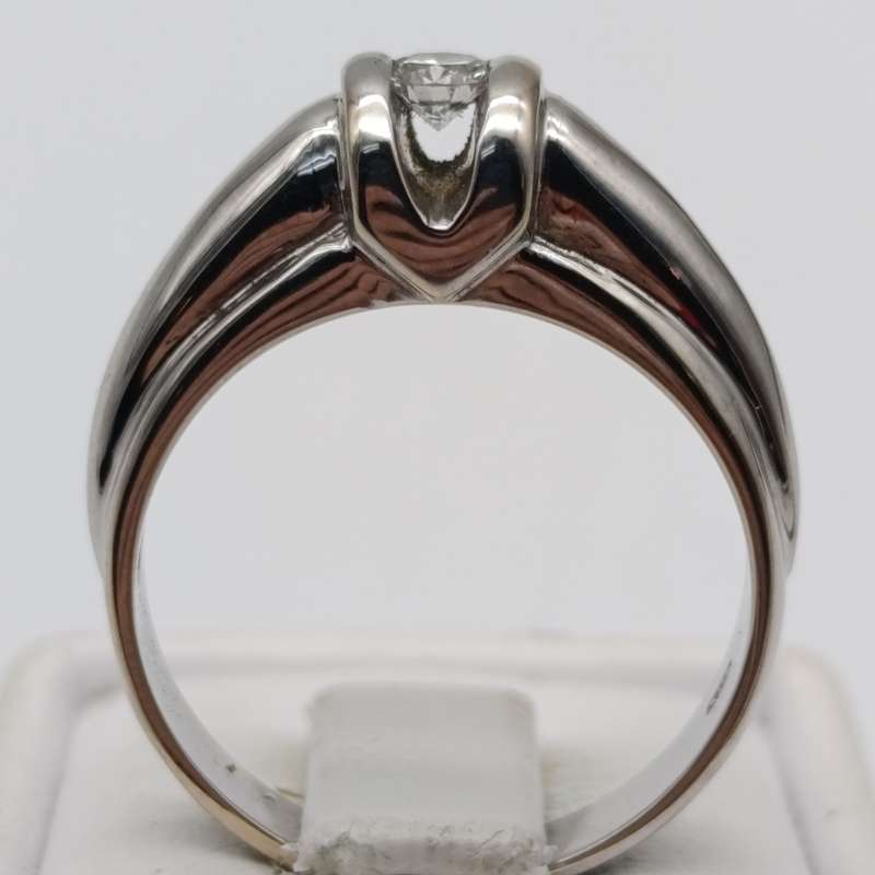 18kt White gold diamond ring with diamond of about 0.15ct - weighs 6.9g