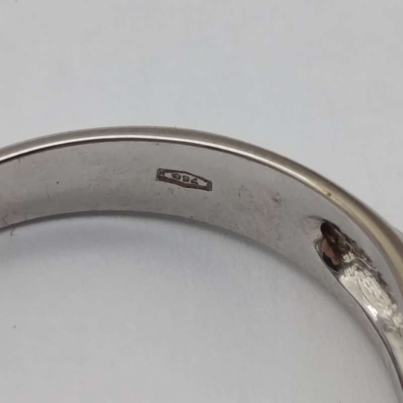 18kt White gold diamond ring with diamond of about 0.15ct - weighs 6.9g