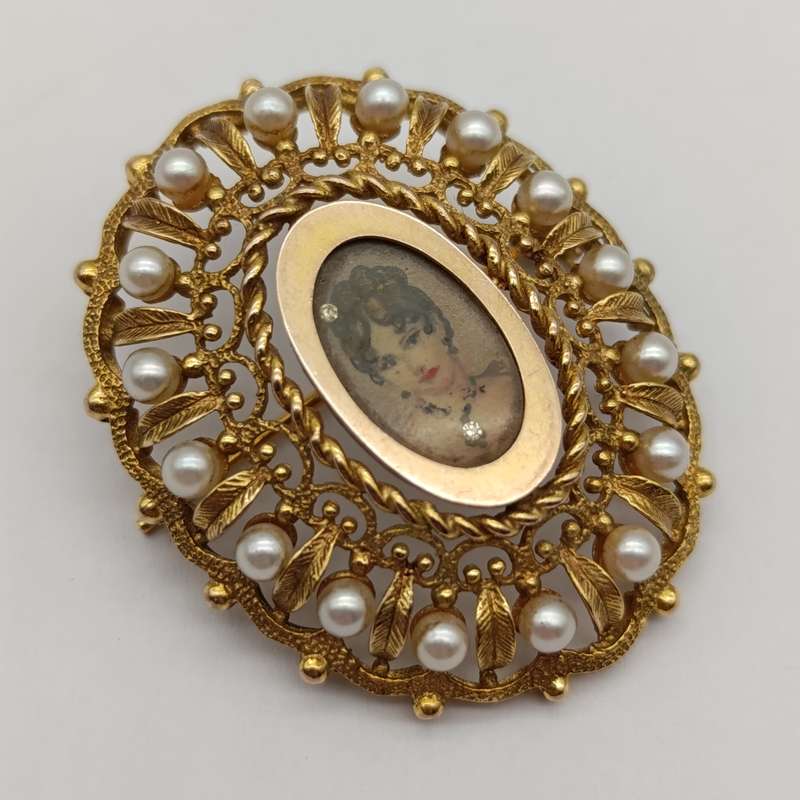 Antique 8kt gold brooch with handpainted portrait and seedpearls - weighs 8.1g