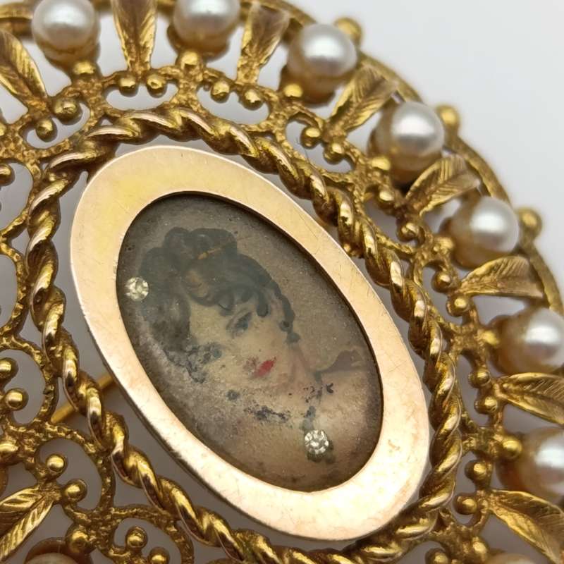 Antique 8kt gold brooch with handpainted portrait and seedpearls - weighs 8.1g