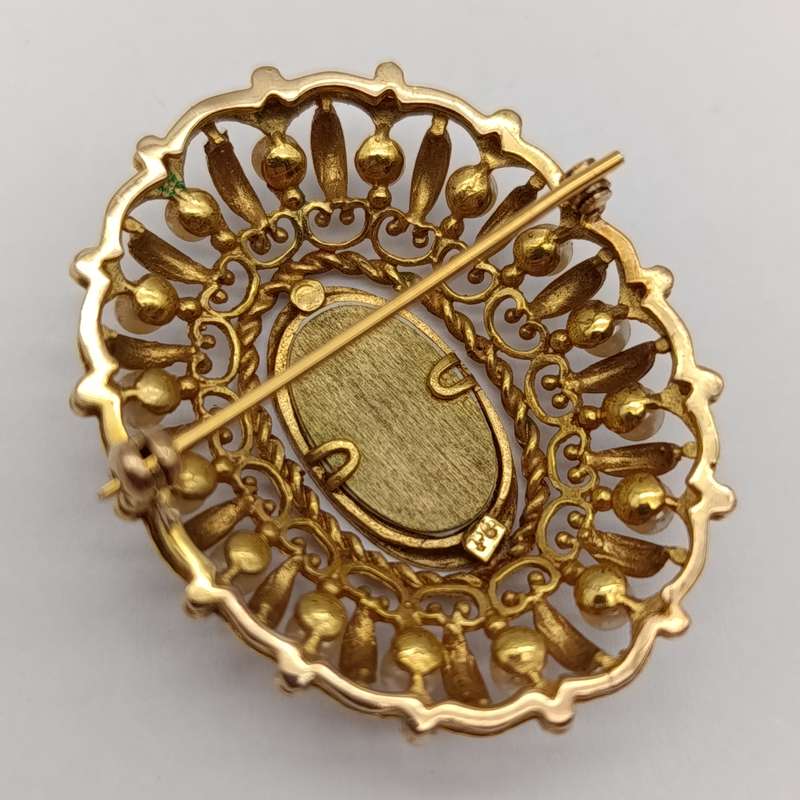 Antique 8kt gold brooch with handpainted portrait and seedpearls - weighs 8.1g