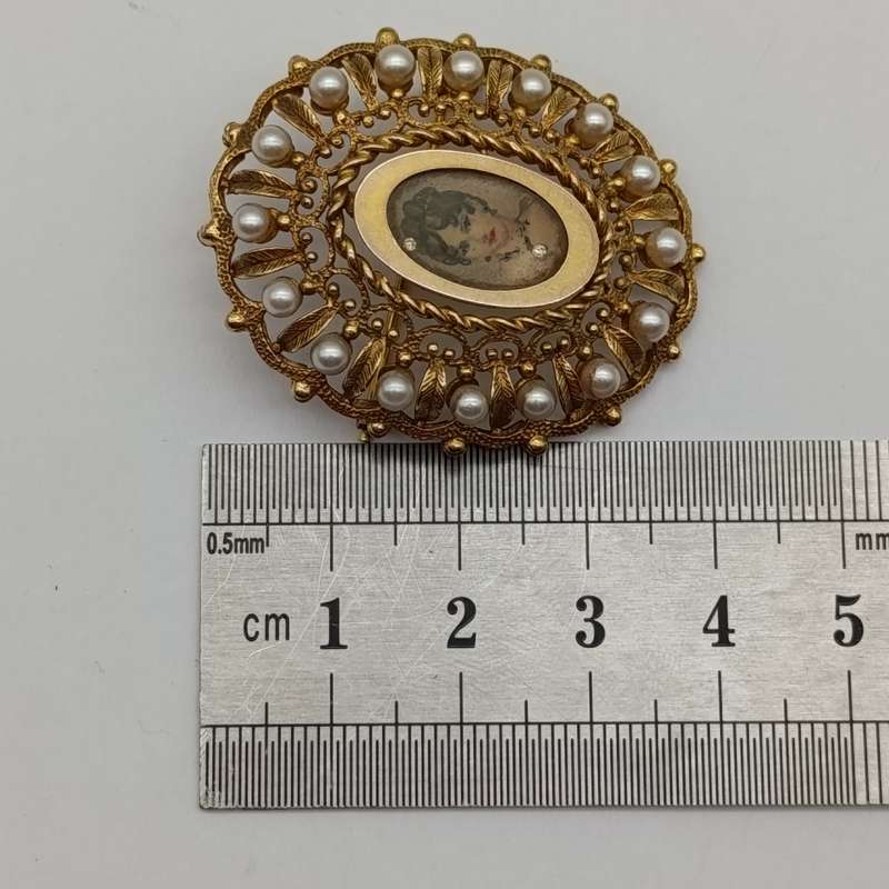 Antique 8kt gold brooch with handpainted portrait and seedpearls - weighs 8.1g