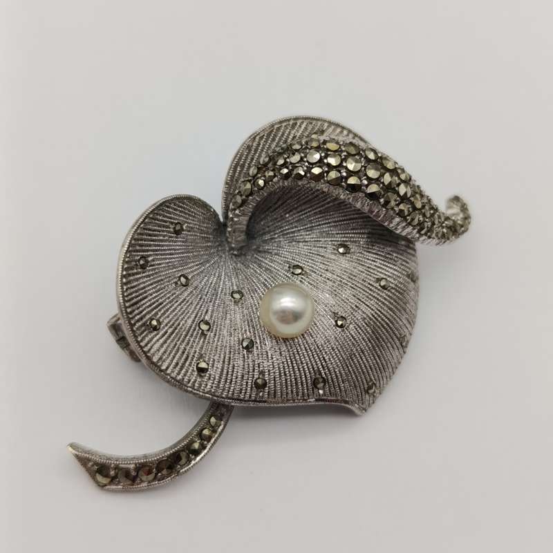 Sterling silver marcasite brooch with pearl - weighs 9.2g