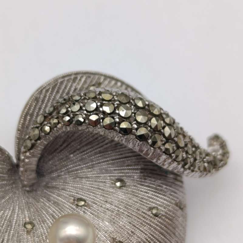 Sterling silver marcasite brooch with pearl - weighs 9.2g