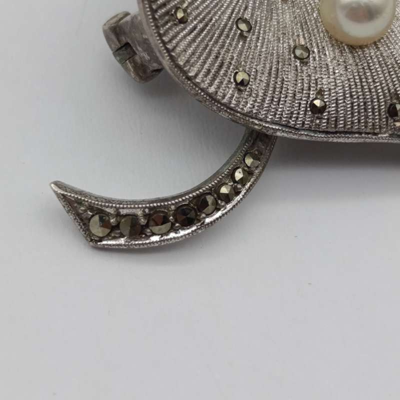 Sterling silver marcasite brooch with pearl - weighs 9.2g