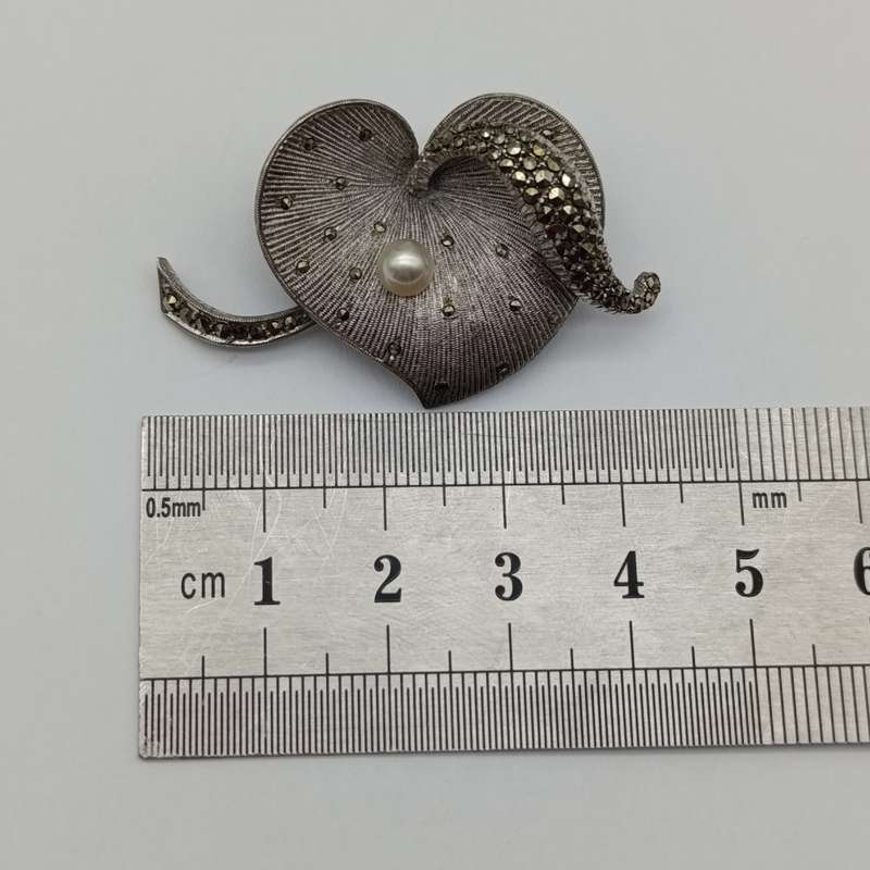 Sterling silver marcasite brooch with pearl - weighs 9.2g