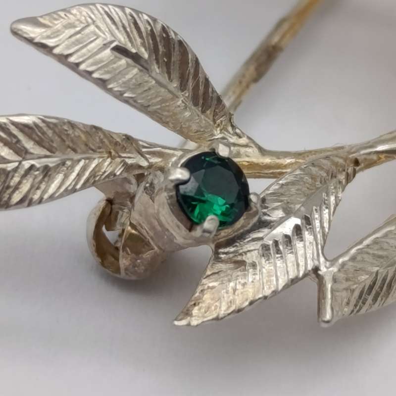 Sterling silver brooch with green stones - weighs 4,3g
