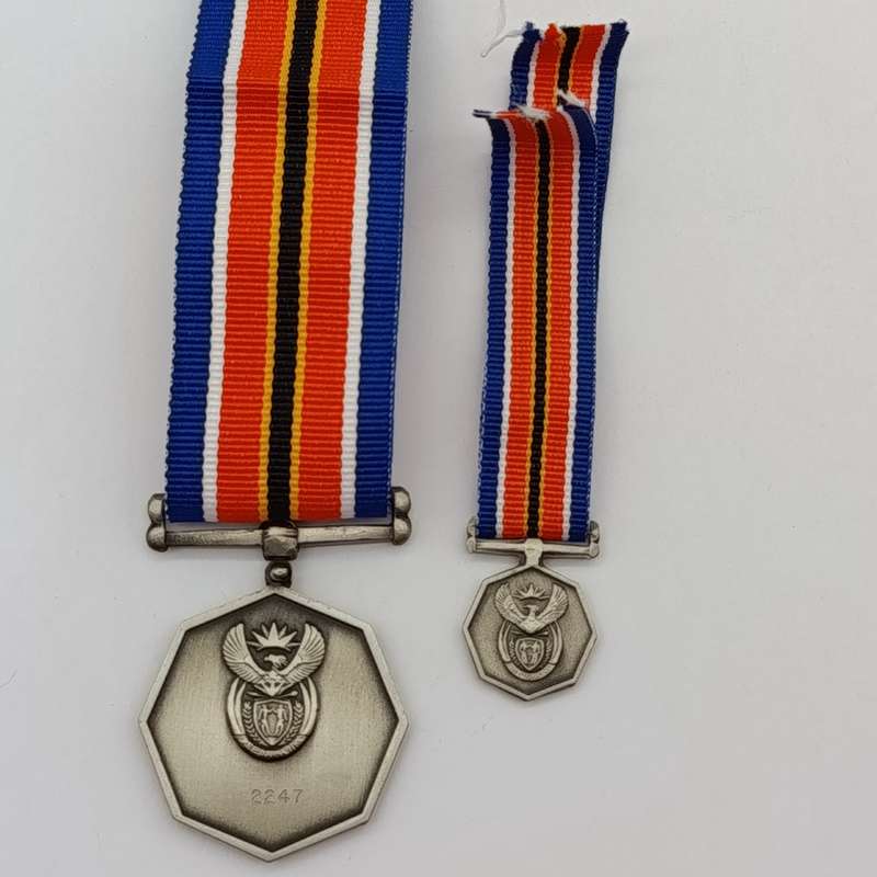 SANDF Tshumelo Ikatelaho medal plus miniature #2247
