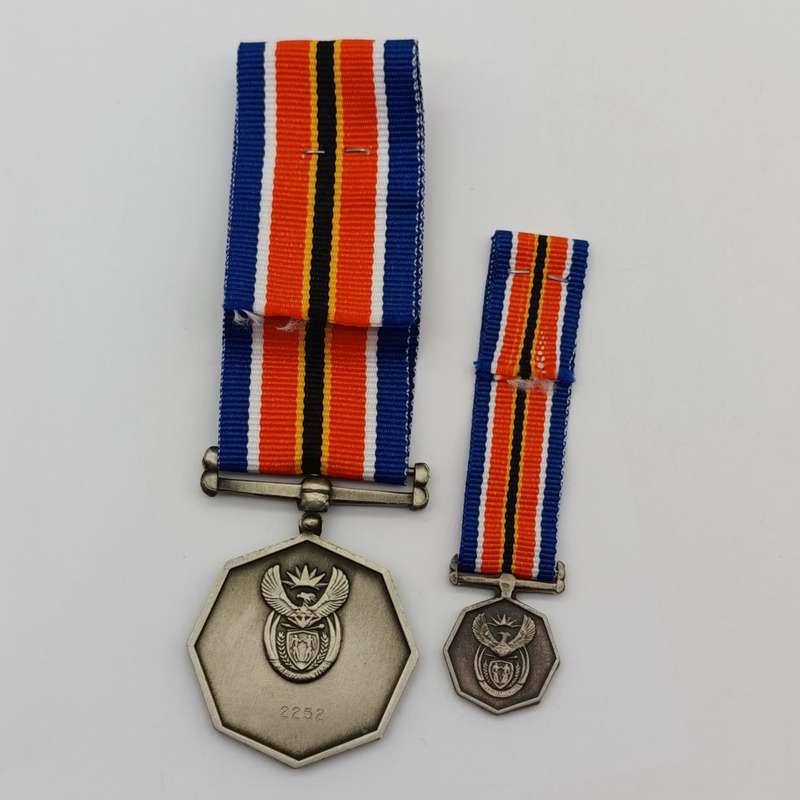 SANDF Tshumelo Ikatelaho medal plus miniature #2252