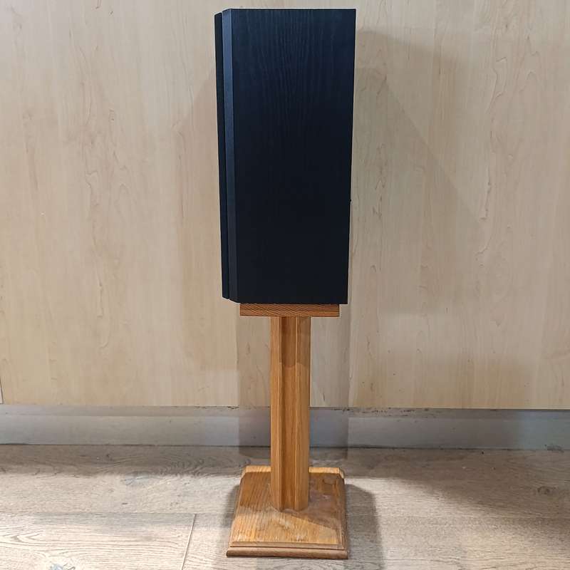 Pair of Wharfedale Speakers on stands - 100x / 8 ohms - working