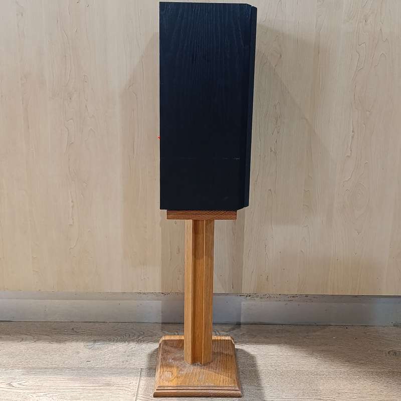 Pair of Wharfedale Speakers on stands - 100x / 8 ohms - working