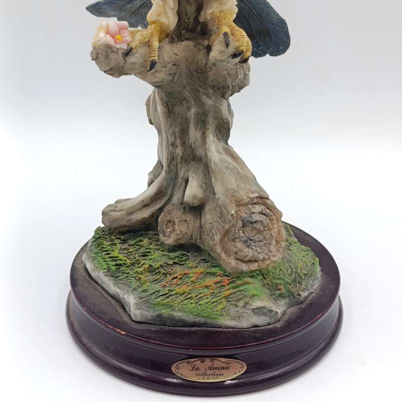 Beautiful Peregrine Falcon poly-resin scuplture - La Anina collection - tail feather chipped