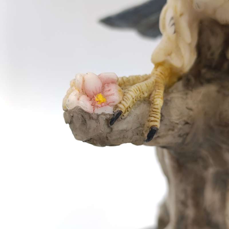 Beautiful Peregrine Falcon poly-resin scuplture - La Anina collection - tail feather chipped