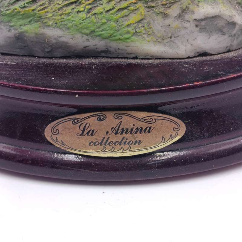 Beautiful Peregrine Falcon poly-resin scuplture - La Anina collection - tail feather chipped