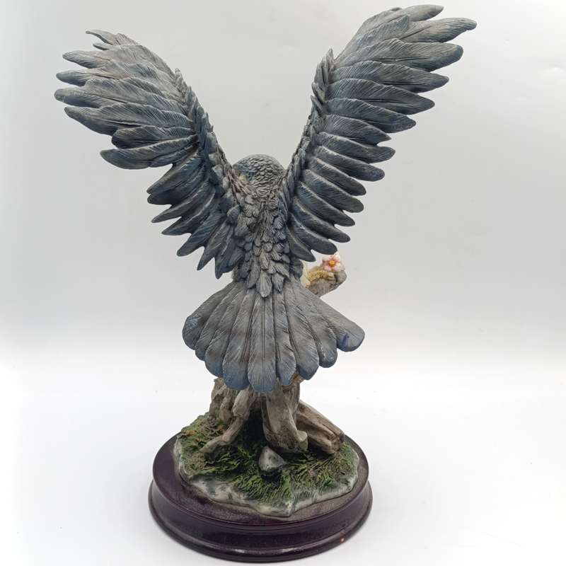 Beautiful Peregrine Falcon poly-resin scuplture - La Anina collection - tail feather chipped