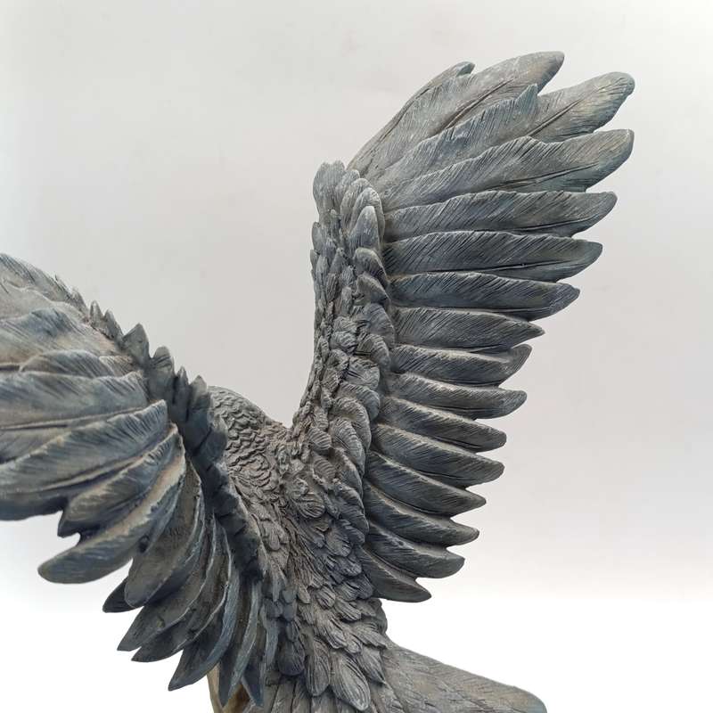 Beautiful Peregrine Falcon poly-resin scuplture - La Anina collection - tail feather chipped
