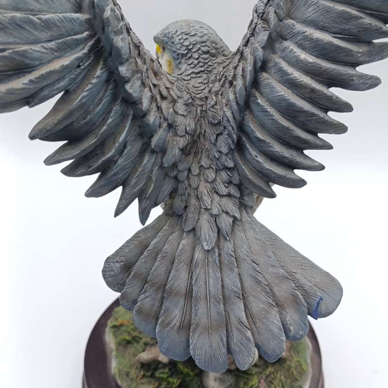 Beautiful Peregrine Falcon poly-resin scuplture - La Anina collection - tail feather chipped