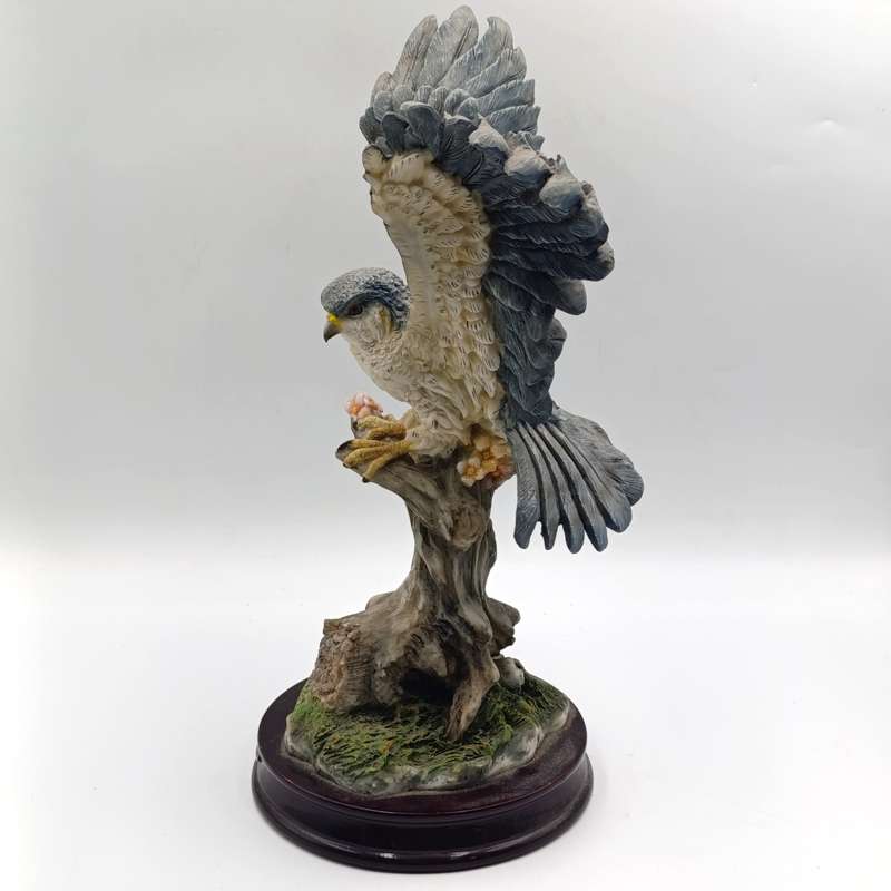 Beautiful Peregrine Falcon poly-resin scuplture - La Anina collection - tail feather chipped