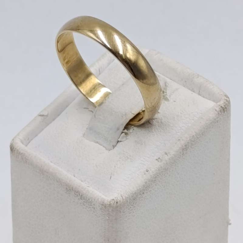 9kt Gold wedding band ring - weighs 2,3 grams - size S