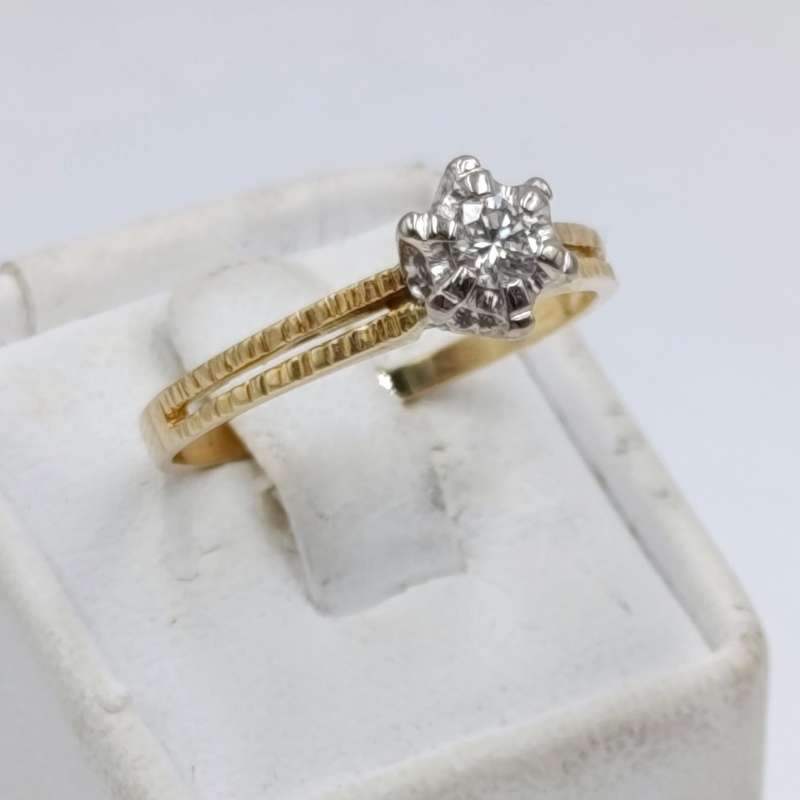 18kt Yellow gold diamond ring with 0.22ct diamond - weighs 3,0 grams - size P