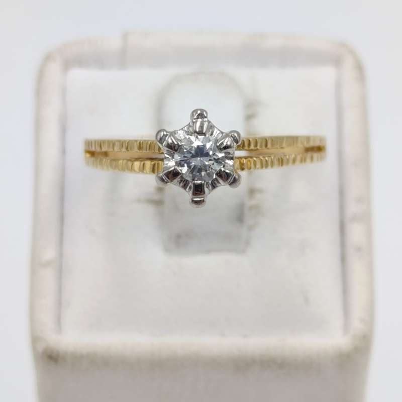 18kt Yellow gold diamond ring with 0.22ct diamond - weighs 3,0 grams - size P