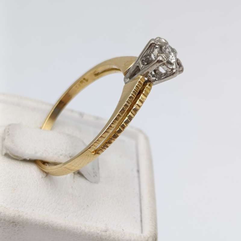 18kt Yellow gold diamond ring with 0.22ct diamond - weighs 3,0 grams - size P