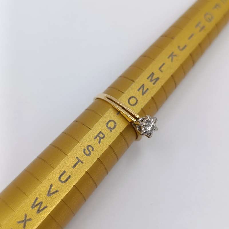 18kt Yellow gold diamond ring with 0.22ct diamond - weighs 3,0 grams - size P